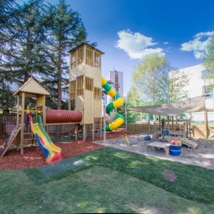 Spielplatz mit Riesenrutsche und Funbox