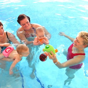 Babyschwimmen mit Schwimmcoach im Babyhotel Südtirol Tyrol in Naturns
