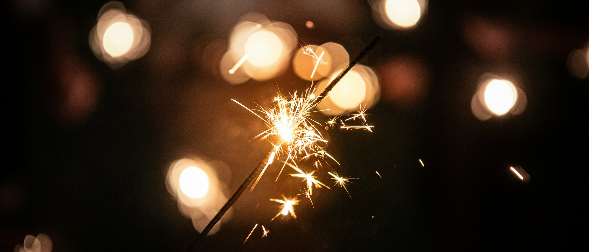 Leuchtender Funken einer Wunderkerze vor dunklem Hintergrund