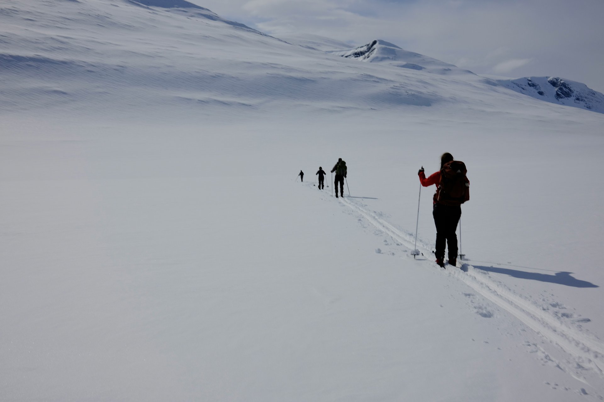 Perfekt für kleine Entdecker und große Winterfans Gruppe Skifahrer in einer verschneiten Berglandschaft