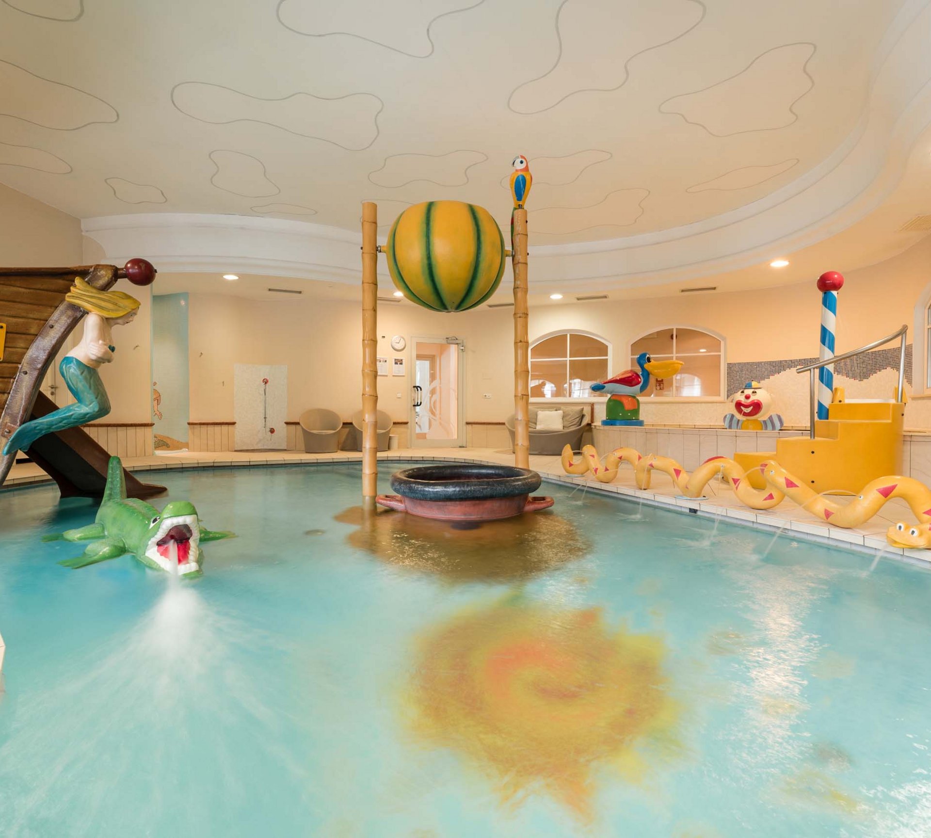 Un family hotel in montagna con piscina, a Naturno
