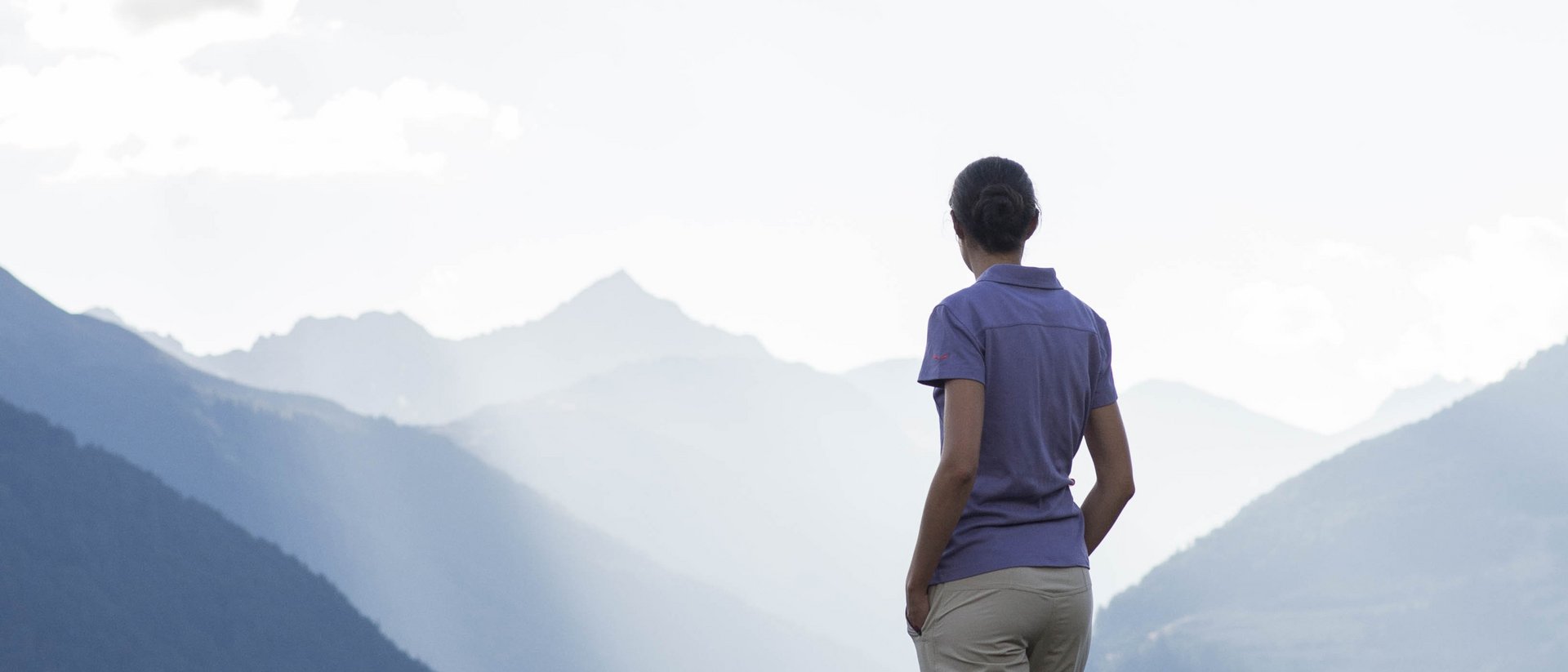 Leichte Wanderungen im Vinschgau Frau schaut auf Berge unter bewölktem Himmel im Freien