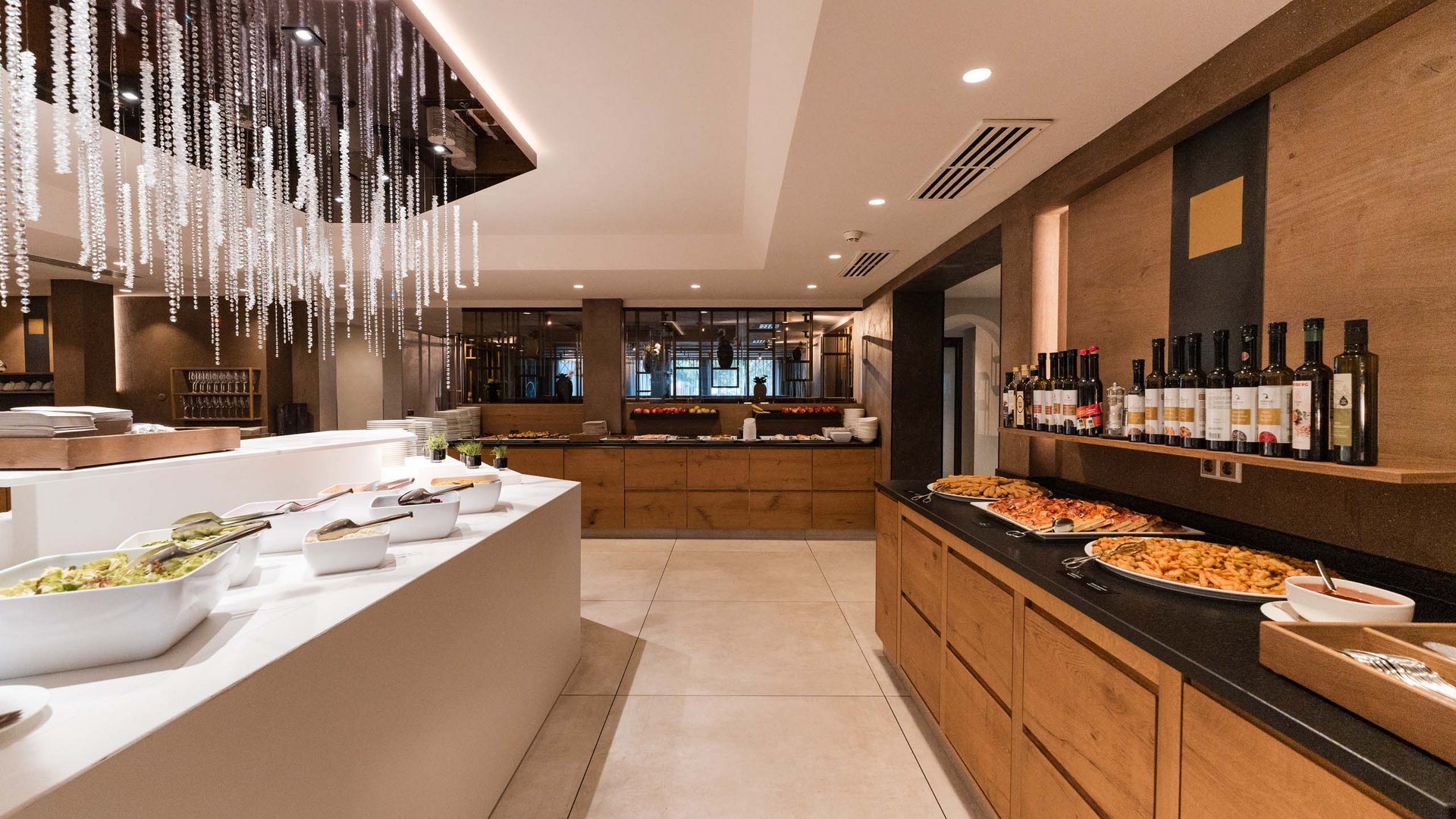 Modernes Buffet mit Speisen und Weinen in gemütlichem Restaurant