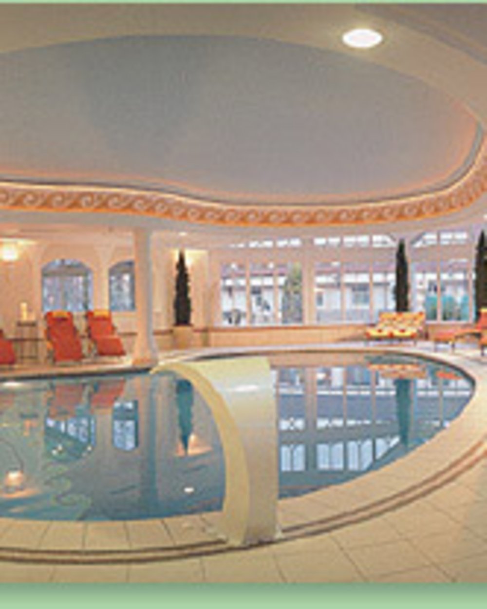 Interno con piscina riscaldata e sedie reclinabili in area benessere