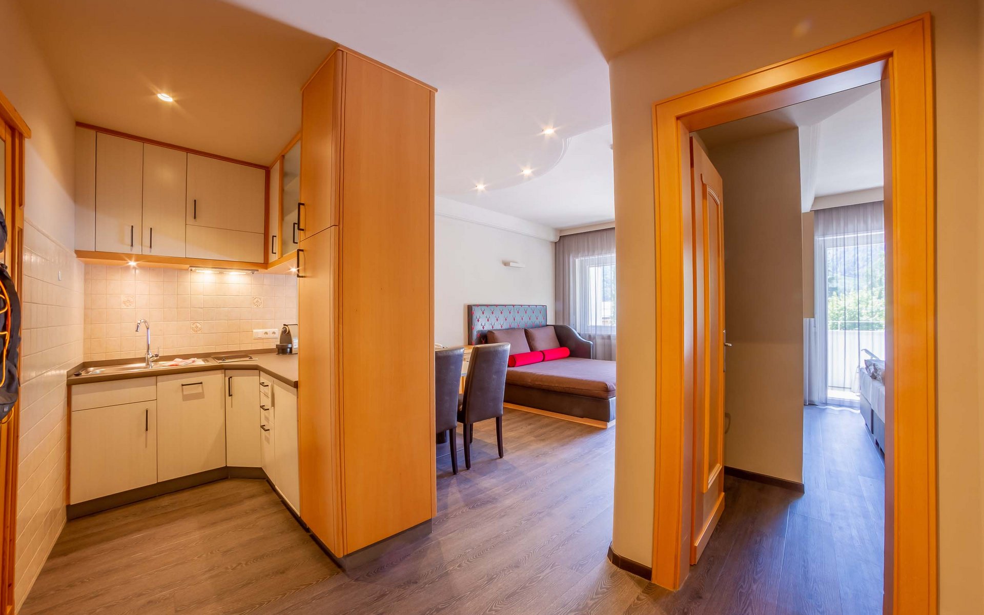 Moderne Wohnung mit kleiner Küche, Essbereich und Schlafzimmer mit Balkon