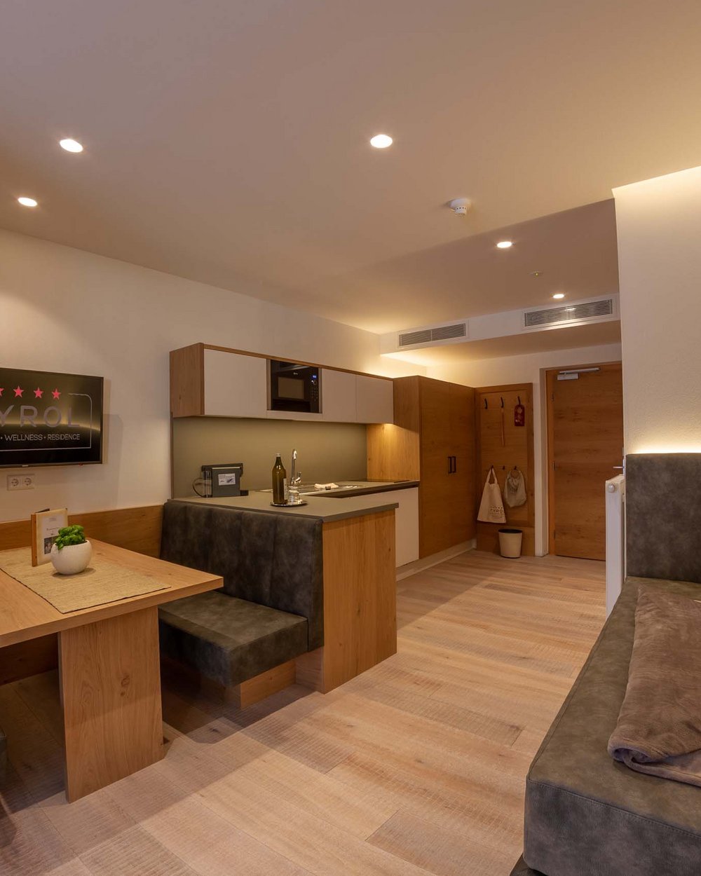 Area soggiorno moderna con cucina e zona pranzo in appartamento vacanze